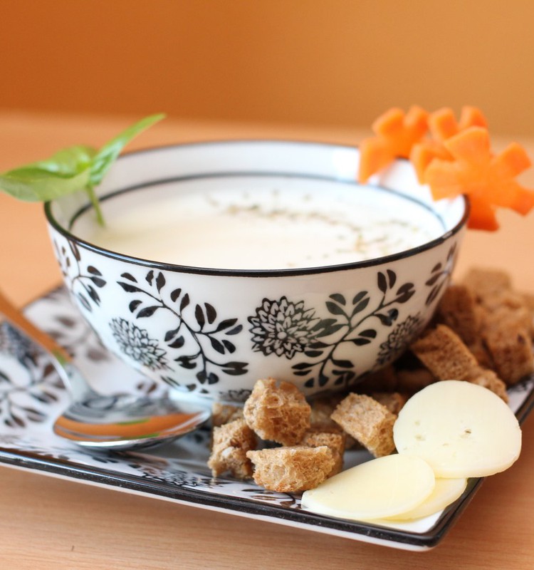 Летнее меню: Холодный сырный суп с базиликом