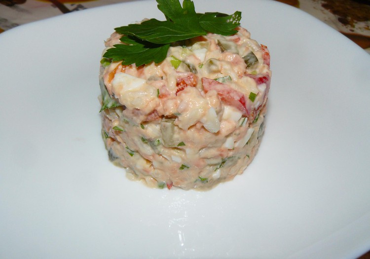 Салат из копченого лосося