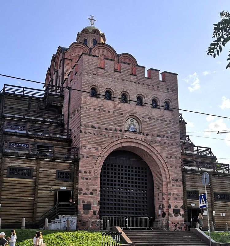 В погоне за летом: музей «Золотые ворота» - памятник фортификационного зодчества Киевской Руси