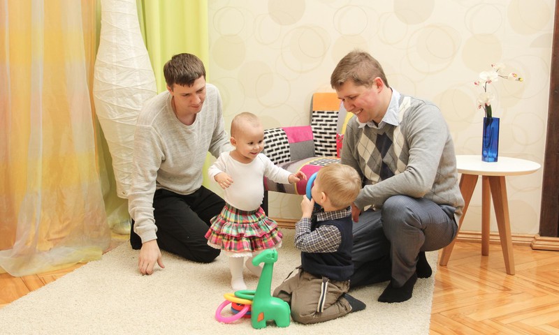 ОПРОС: Отношениями с отцом довольна лишь треть детей Латвии
