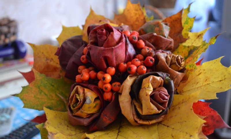 Букет роз на палке из осенних листьев