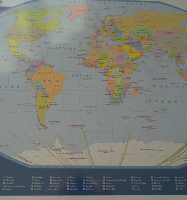 ДИСКУССИЯ: Накладка на стол с картой мира – полезна или нет?