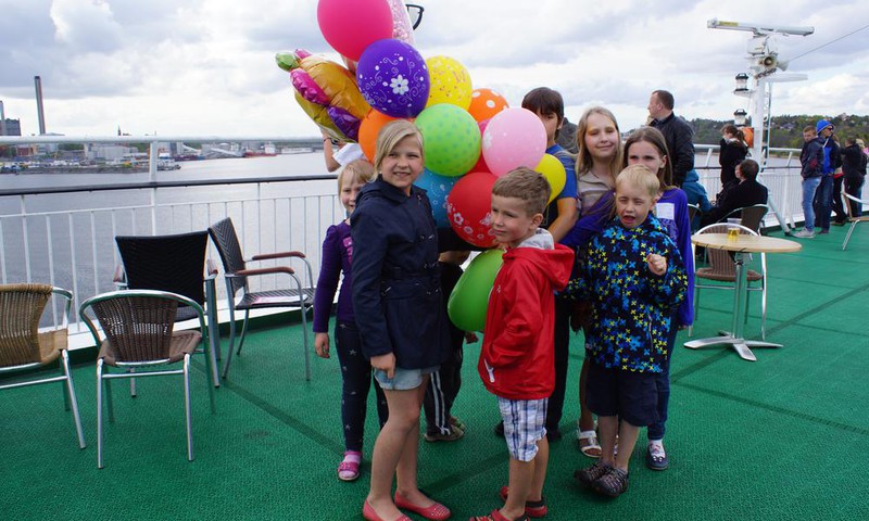 ФОТО: Прощаясь со Стокгольмом, Мамин Клуб подарил небу гелиевые шарики