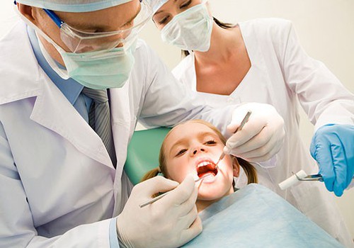 Что делать, если у ребёнка на зубах появляет налёт и другая пигментация?