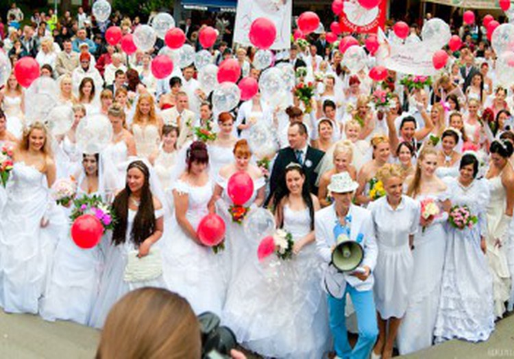 Ура! Первое видео Парада Невест 2010 готово!