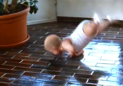 Ребенок танцует брейк-данс (видео)
