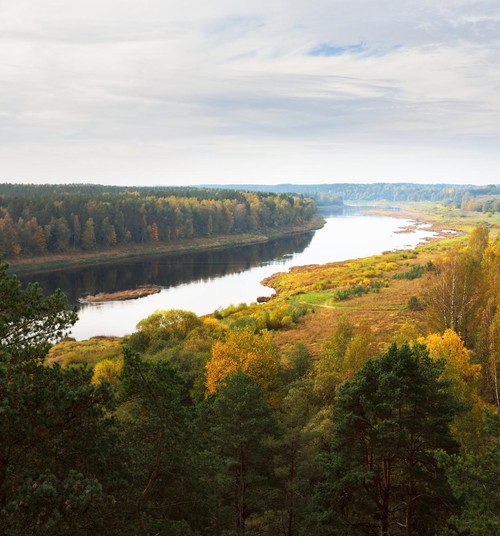 10 чудесных мест для осенних прогулок вдоль рек Латвии