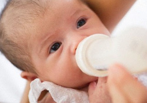 Нужно ли давать младенцу воду, если он пьет смесь?