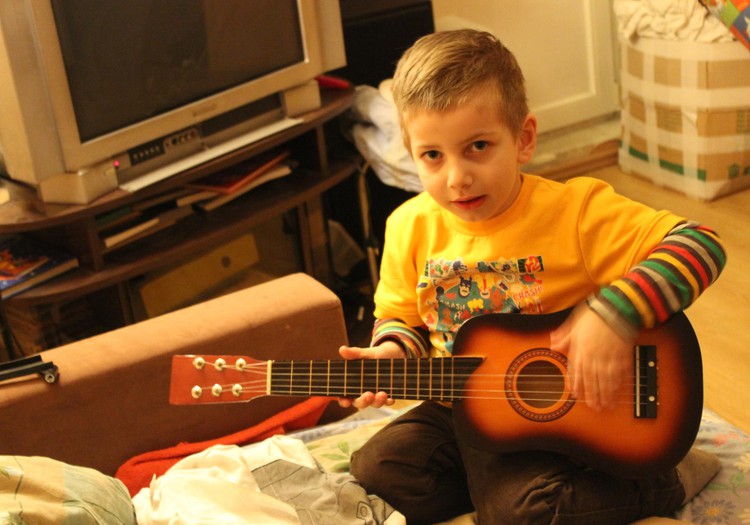 Максимилиан играет и поет