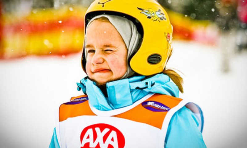 Дети катаются на лыжах вместе с АХА