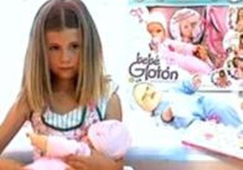 Видео: как покормить куклу грудью
