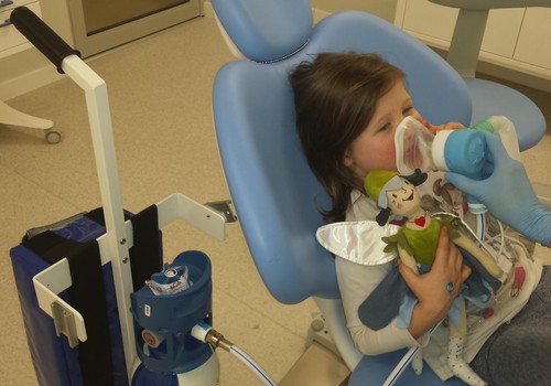 Лечим детские зубы без боли: веселящий газ