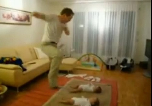 Видео: папа танцует с детьми