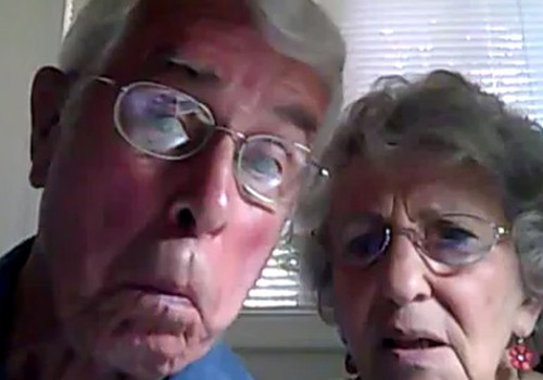 Бабушка и дедушка изучают  Web камеру