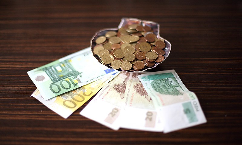 С сегодняшнего дня латвийцы могут приобретать начальные комплекты евро 