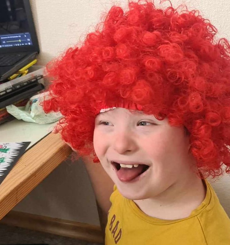 12-летнему рижанину c cиндромом Дауна нужна помощь на оплату жизненно важной терапии