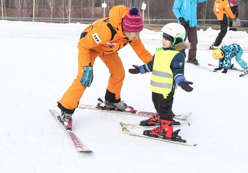 ВИДЕО: Как семьи Маминого Клуба учатся кататься на лыжах