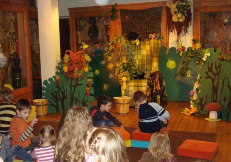 Первый раз Кукольный театр посетит...