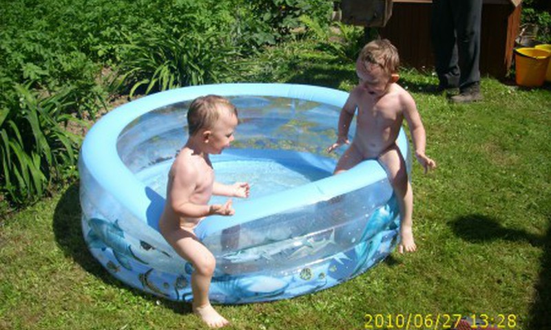 У нас бассейн с рыбками! А у вас?