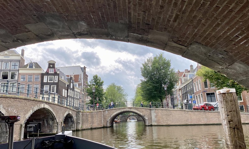 Лето с тоддлером: Амстердам. Прогулка по каналу