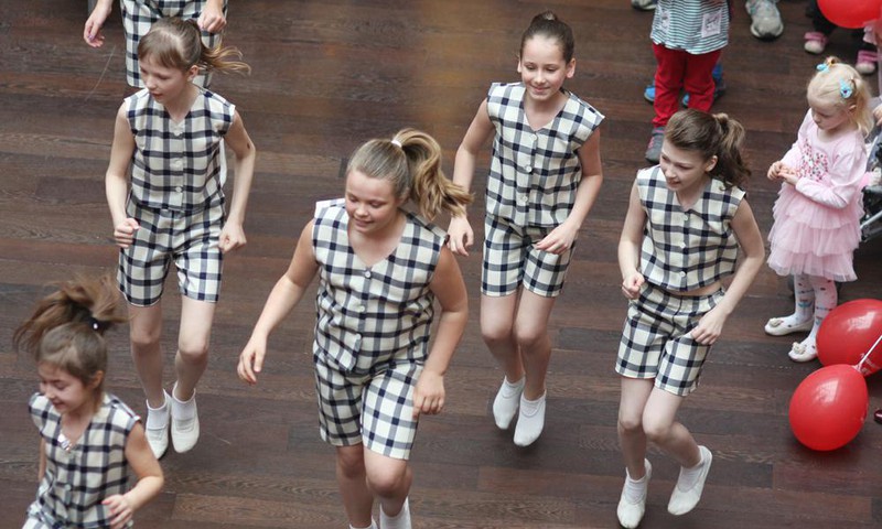 ФОТО: Концерт в честь Дня матери и благотворительная акция в т/ц "Riga Plaza"