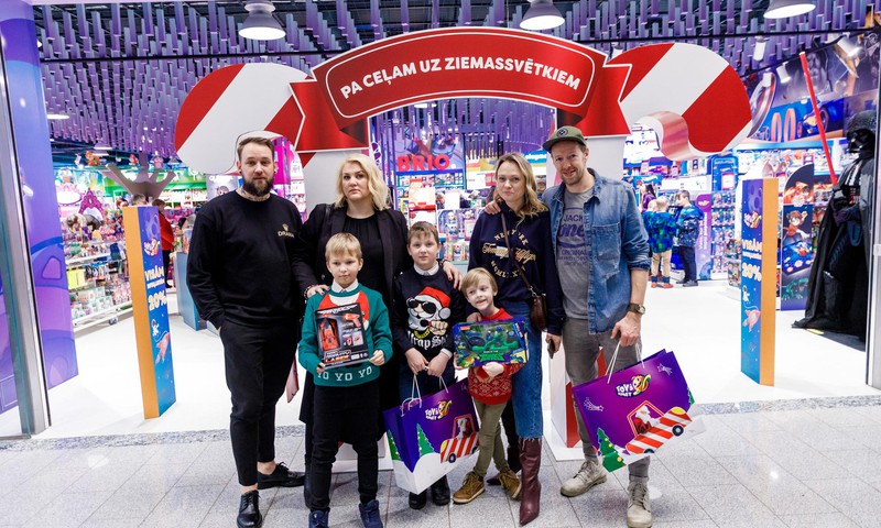 Дети латвийских знаменитостей выбирают игрушки для рождественских подарков