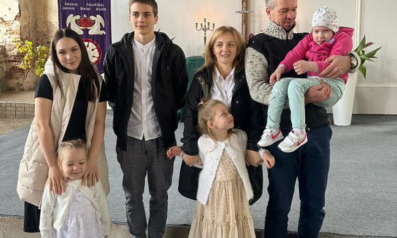 Маме пятерых детей из Кокнесе нужна помощь для оплаты лечения средней дочки