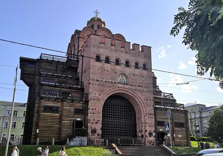 В погоне за летом: музей «Золотые ворота» - памятник фортификационного зодчества Киевской Руси