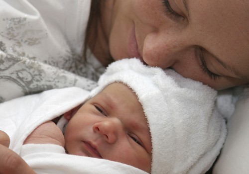 Можно ли в роддоме подавать заявление на получение пособия по рождению ребёнка? Отвечает VSAA