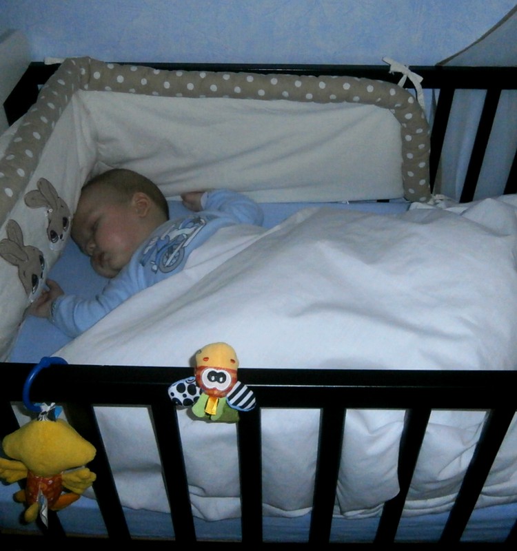 ДИСКУССИЯ: Ребёнок спит только в детской кроватке
