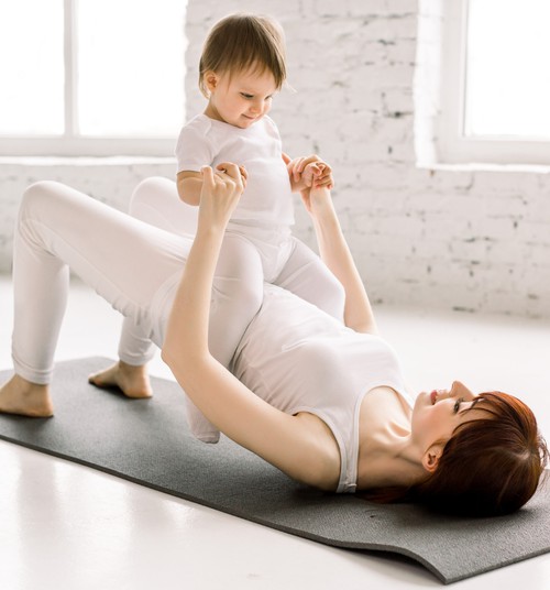 Постнатальная йога для мам с малышами