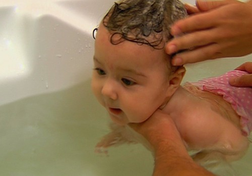 ВИДЕО: Как помыть голову малышу?