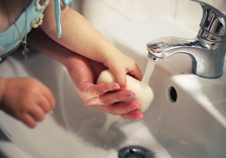 Как приучить ребёнка мыть руки после посещения туалета
