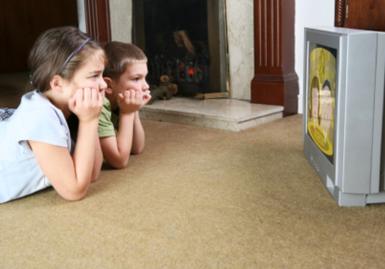 Чем опасен для детей телевизор