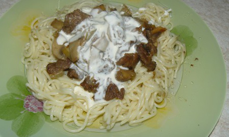 Спагетти с телятиной и грибами под соусом