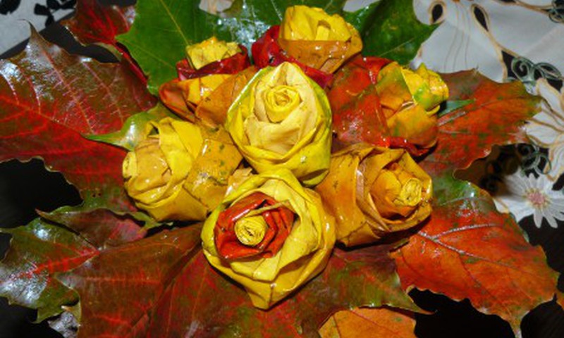 Розы из осенних листьев