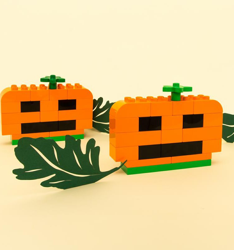 Символы мистического октября повторили, пора вручать билеты на самый мистический спектакль!