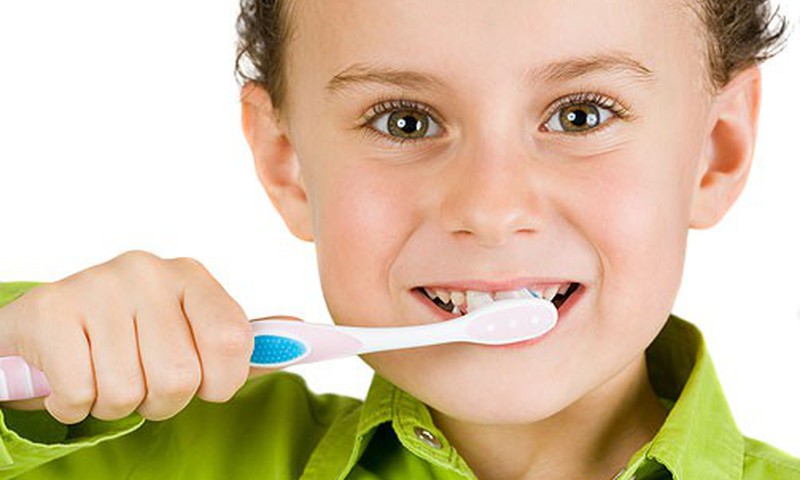 Чем лучше деткам чистить зубки, нужен ли ополаскиватель? Отвечает стоматолог Байба Краузе 