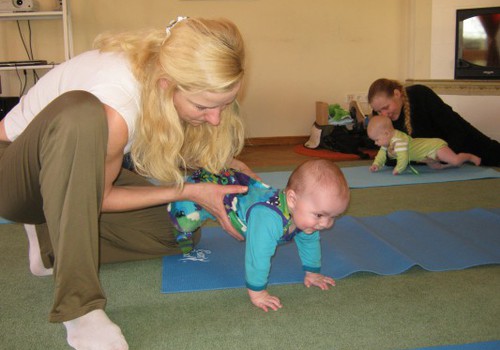 Гимнастика с малышом дома - интересно и полезно!