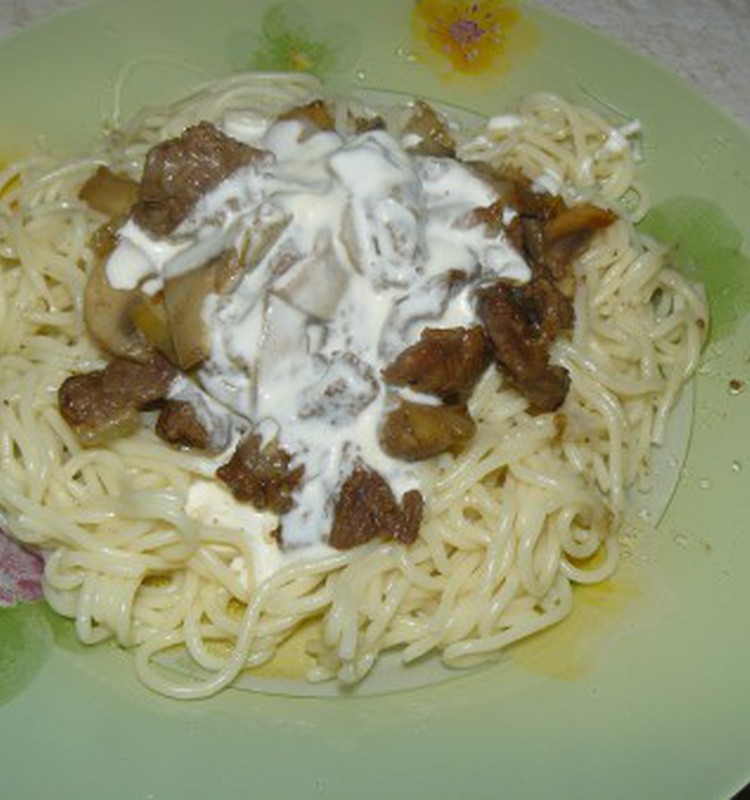 Спагетти с телятиной и грибами под соусом