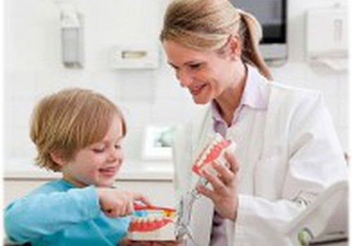 В каком возрасте ребёнка впервые нужно вести на осмотр к зубному врачу?