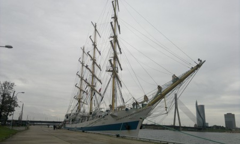 Крупнейший парусник "Мир"