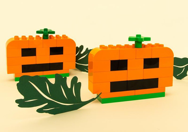 Символы мистического октября повторили, пора вручать билеты на самый мистический спектакль!