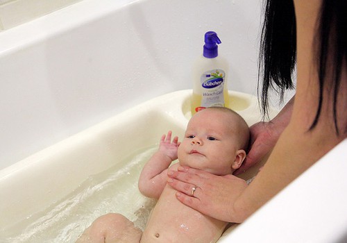 Врач: для мытья новорожденных отлично подходят жидкое и твёрдое мыло!