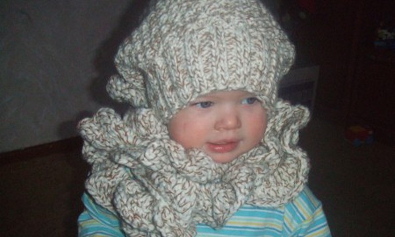 Тёплая шапочка к шарфику с рюшками