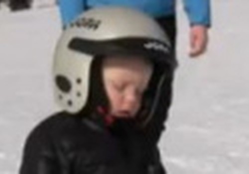 Хит YouTube: ребенок, засыпающий во время катания на лыжах 