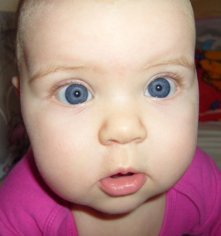 В какой период у деток меняется цвет глаз?