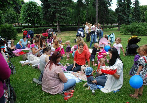 Большой семейный пикник на летнем фестивале Маминого Клуба