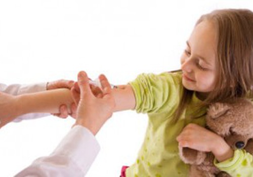 Игра дня: Как помочь ребёнку преодолеть страх прививок?
