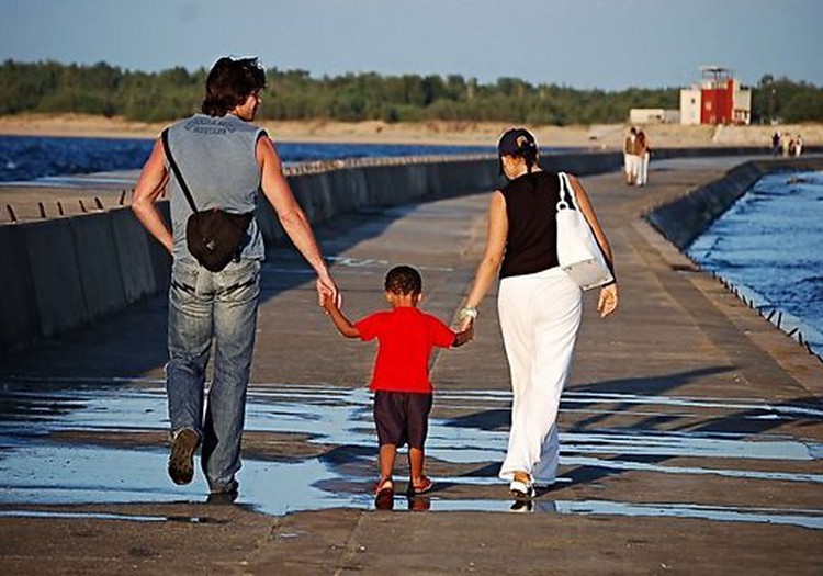 Демограф: надо убеждать семьи родить второго ребенка